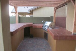 A grill in the middle of an outdoor kitchen.