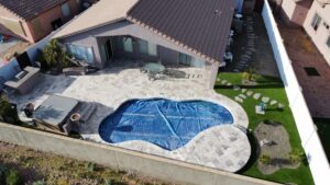 A pool that is sitting in the middle of a yard.