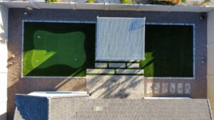 A view of a tennis court from above.