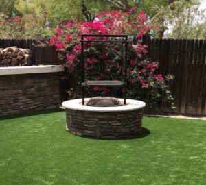 A fire pit sitting in the middle of a backyard.